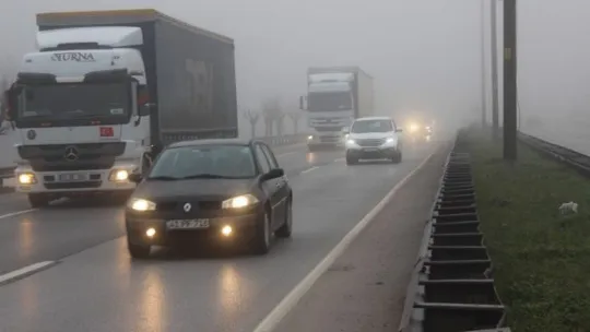 Kocaeli'de yoğun sis sürücülere zor anlar yaşattı