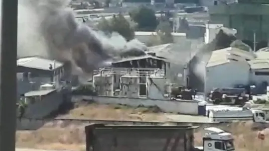 Kocaeli'deki boya fabrikasında büyük yangın!