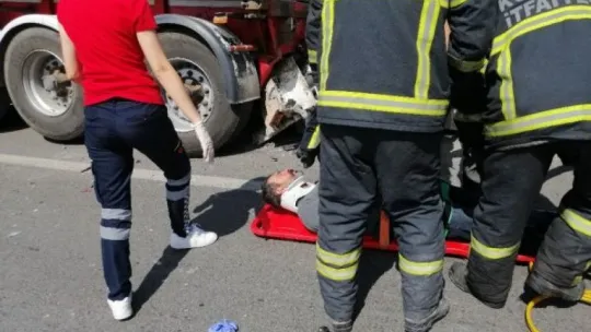 Kocaeli'deki D-100'de otomobil tıra çarptı: 1'i ağır 3 yaralı!