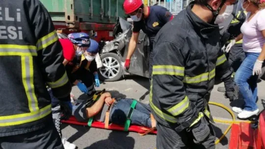 Kocaeli'deki D-100'de otomobil tıra çarptı: 1'i ağır 3 yaralı!