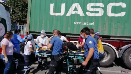 Kocaeli'deki D-100'de otomobil tıra çarptı: 1'i ağır 3 yaralı!