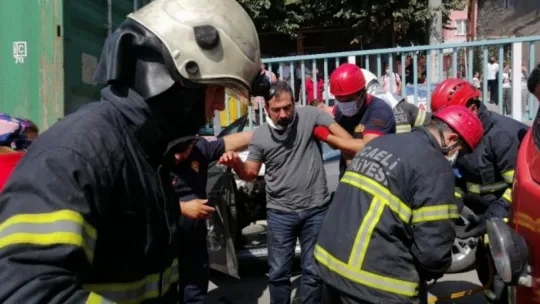 Kocaeli'deki D-100'de otomobil tıra çarptı: 1'i ağır 3 yaralı!
