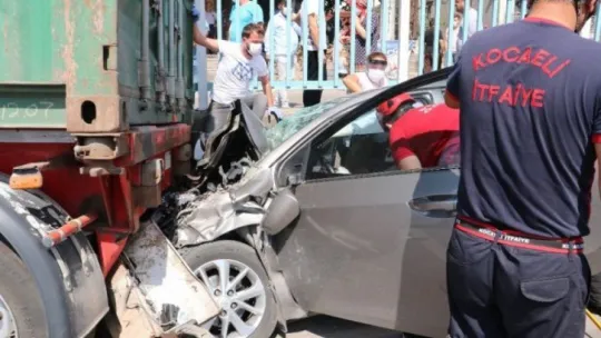 Kocaeli'deki D-100'de otomobil tıra çarptı: 1'i ağır 3 yaralı!