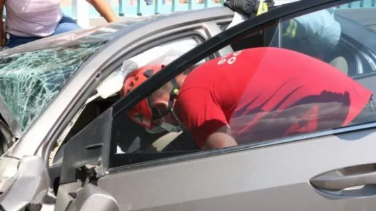 Kocaeli'deki D-100'de otomobil tıra çarptı: 1'i ağır 3 yaralı!