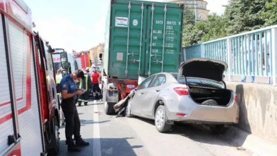 Kocaeli'deki D-100'de otomobil tıra çarptı: 1'i ağır 3 yaralı!