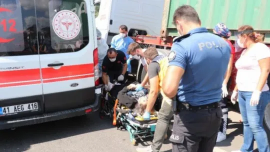 Kocaeli'deki D-100'de otomobil tıra çarptı: 1'i ağır 3 yaralı!