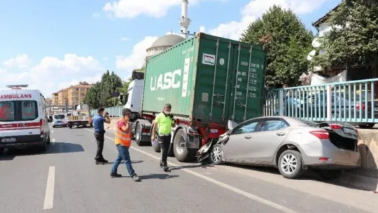 Kocaeli'deki D-100'de otomobil tıra çarptı: 1'i ağır 3 yaralı!