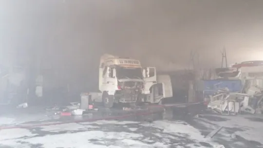 Kocaeli'deki depo yangını 2 saatte söndürüldü!