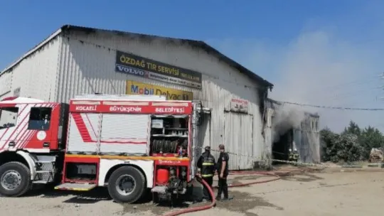 Kocaeli'deki depo yangını 2 saatte söndürüldü!