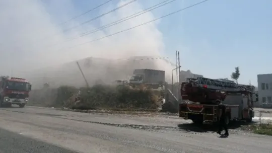 Kocaeli'deki depo yangını 2 saatte söndürüldü!