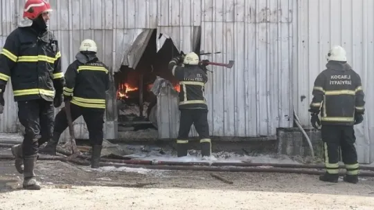 Kocaeli'deki depo yangını 2 saatte söndürüldü!