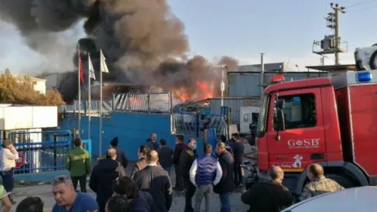 Kocaeli'deki fabrikada yangın hala devam ediyor!