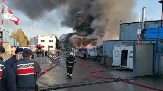 Kocaeli'deki fabrikada yangın hala devam ediyor!