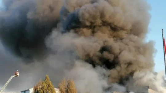 Kocaeli'deki fabrikada yangın hala devam ediyor!