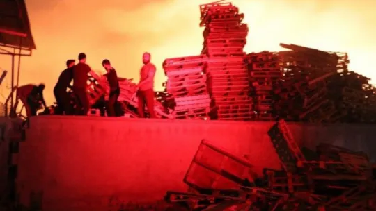 Kocaeli'deki palet fabrikası yandı!