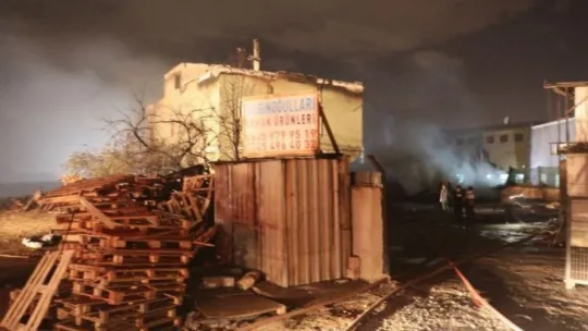 Kocaeli'deki palet fabrikası yandı!