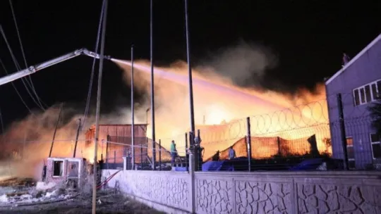 Kocaeli'deki palet fabrikası yandı!