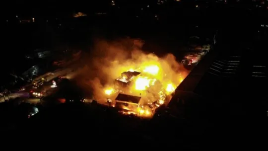 Kocaeli'deki palet fabrikasının deposu alevlere teslim oldu!