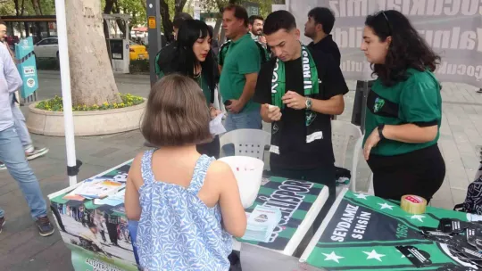 Kocaelispor kız çocuklarına hediye dağıttı