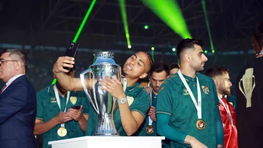 Kocaelispor, 38 maçın 21'ini kazanarak şampiyon oldu
