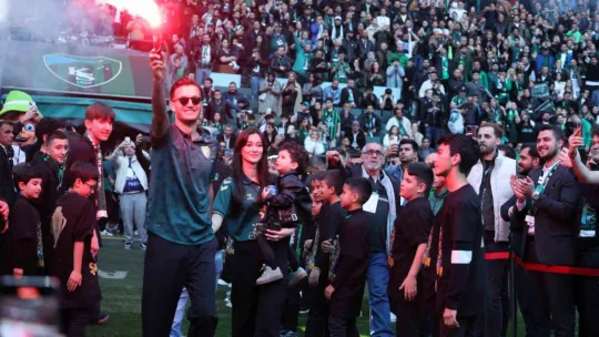 Kocaelispor, 38 maçın 21'ini kazanarak şampiyon oldu