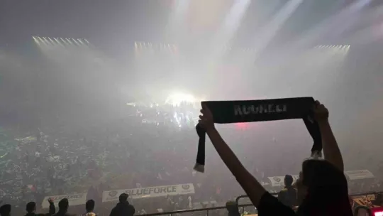 Kocaelispor camiası kupayı ünlü isimlerle kutladı