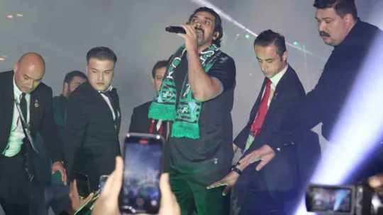 Kocaelispor camiası kupayı ünlü isimlerle kutladı