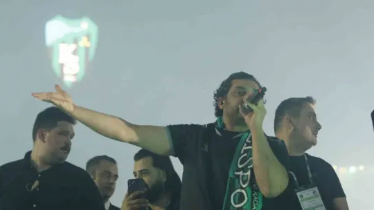 Kocaelispor camiası kupayı ünlü isimlerle kutladı