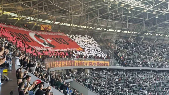 Futbolcular sahaya 10 Kasım pankartıyla çıktı