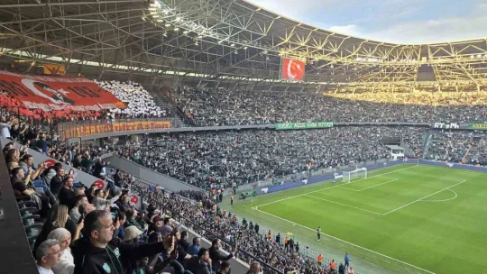 Futbolcular sahaya 10 Kasım pankartıyla çıktı