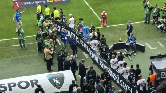 Futbolcular sahaya 10 Kasım pankartıyla çıktı