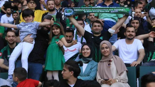 Kocaelispor-Manisa FK maçını bakın kaç taraftar izledi?