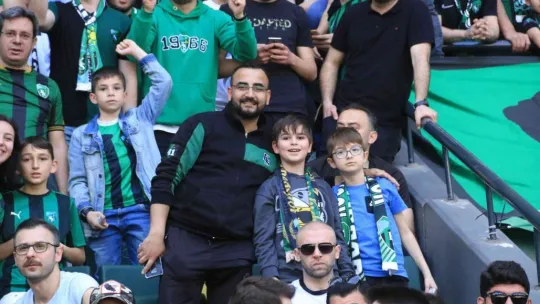 Kocaelispor-Manisa FK maçını bakın kaç taraftar izledi?