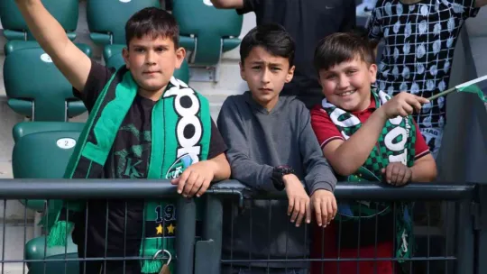 Kocaelispor-Manisa FK maçını bakın kaç taraftar izledi?