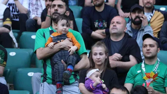 Kocaelispor-Manisa FK maçını bakın kaç taraftar izledi?