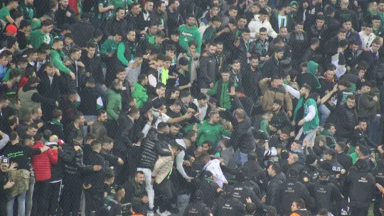 Kocaelispor - Sakaryaspor maçında tribünde gerginlik