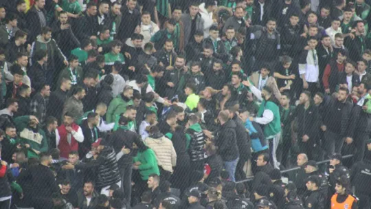 Kocaelispor - Sakaryaspor maçında tribünde gerginlik