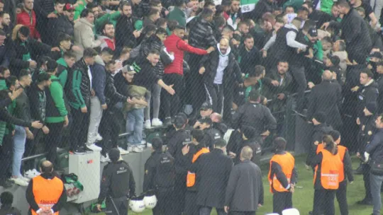 Kocaelispor - Sakaryaspor maçında tribünde gerginlik