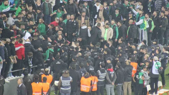 Kocaelispor - Sakaryaspor maçında tribünde gerginlik