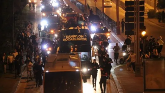Kocaelispor şampiyonluk kupası ile şehir turu attı!
