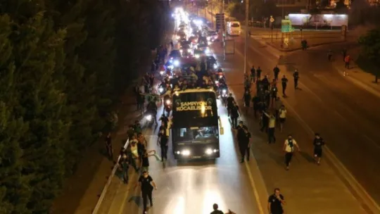 Kocaelispor şampiyonluk kupası ile şehir turu attı!