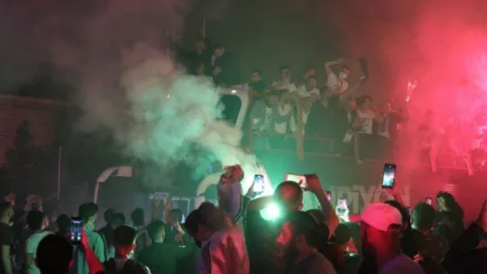 Kocaelispor şampiyonluk kupası ile şehir turu attı!