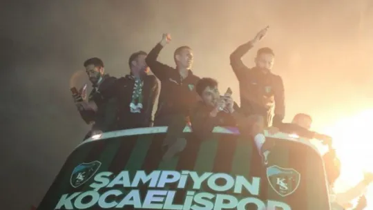 Kocaelispor şampiyonluk kupası ile şehir turu attı!