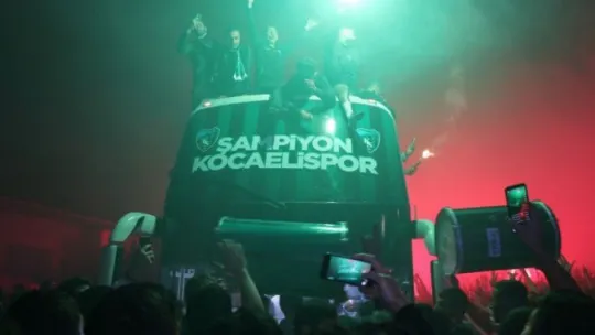 Kocaelispor şampiyonluk kupası ile şehir turu attı!