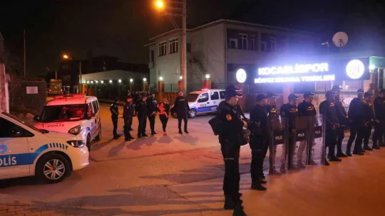 Kocaelispor taraftarı takım otobüsüne taş ve sahte dolar attı!