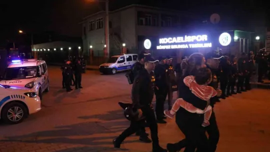 Kocaelispor taraftarı takım otobüsüne taş ve sahte dolar attı!