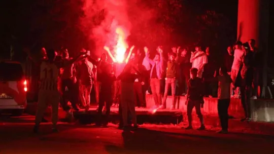 Kocaelispor taraftarı takım otobüsüne taş ve sahte dolar attı!