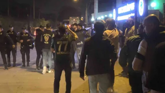 Kocaelispor taraftarı takım otobüsüne taş ve sahte dolar attı!