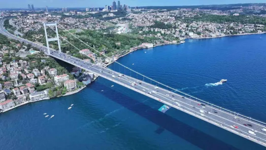 Kocaelispor'un bayrağı İstanbul Boğazı'nda dalgalandı