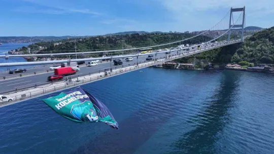 Kocaelispor'un bayrağı İstanbul Boğazı'nda dalgalandı